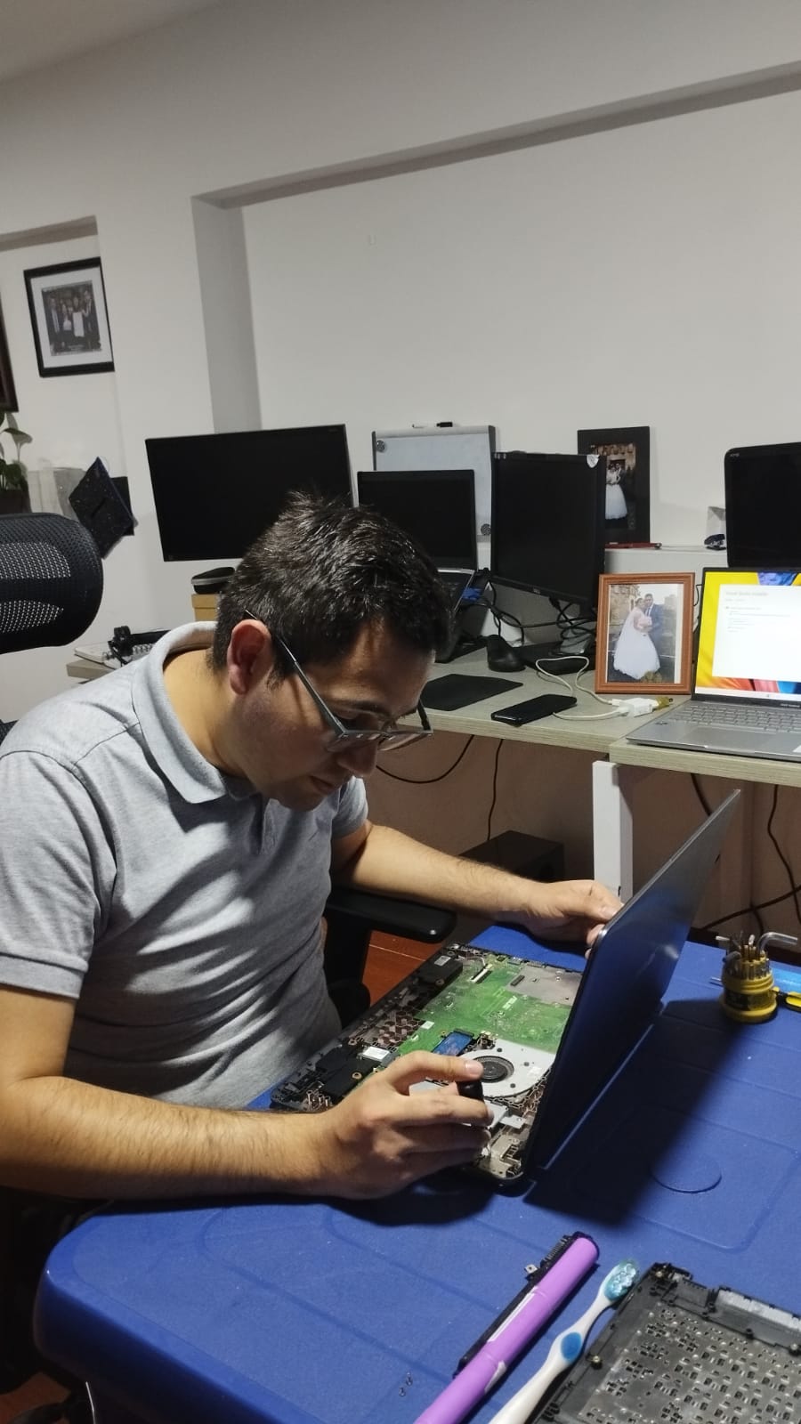 imagen que hace referencia a la reparación de un computador